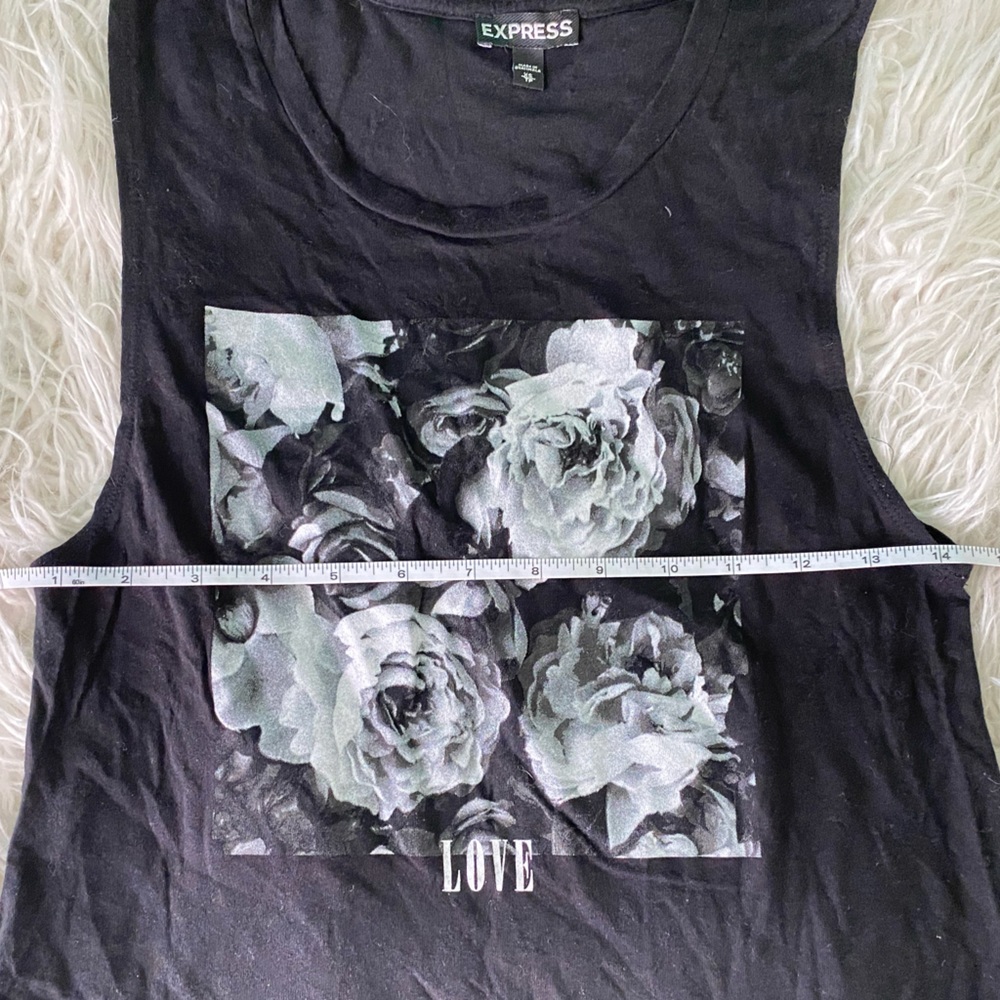 Express Rose Patterned Muscle T - Picture 4 of 8